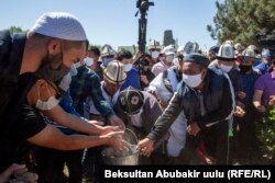 Похороны на окраине Бишкека.