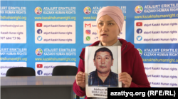 Бикамал держит портрет мужа Адильгазы. Алматы, 10 октября 2019 года
