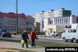 Людзі на вуліцах у масках