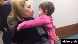 Лаҳзаи дидори Нилуфар Мамасаидова бо духтараш Манижа баъд аз ду ҳафтаи ҷудоӣ