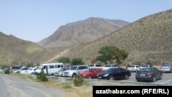 Gökdere ýolunyň gyrasyndaky maşyn parky