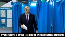 Казак президенти Касым-Жомарт Токаев добуш берип жаткан учур, 20-ноябрь, 2022-жыл.