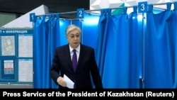 Президент Казахстана Касым-Жомарт Токаев голосует на объявленных им досрочных выборах. 20 ноября 2022 года