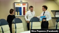 Președinta R. Moldova Maia Sandu alături de ministrul de externe, Nicu Popescu și președintele francez, Emmanuel Macron, în drum spre Paris, unde luni, 21 noiembrie, are loc Conferinţa ministerială a Platformei de Sprijin pentru Republica Moldova.