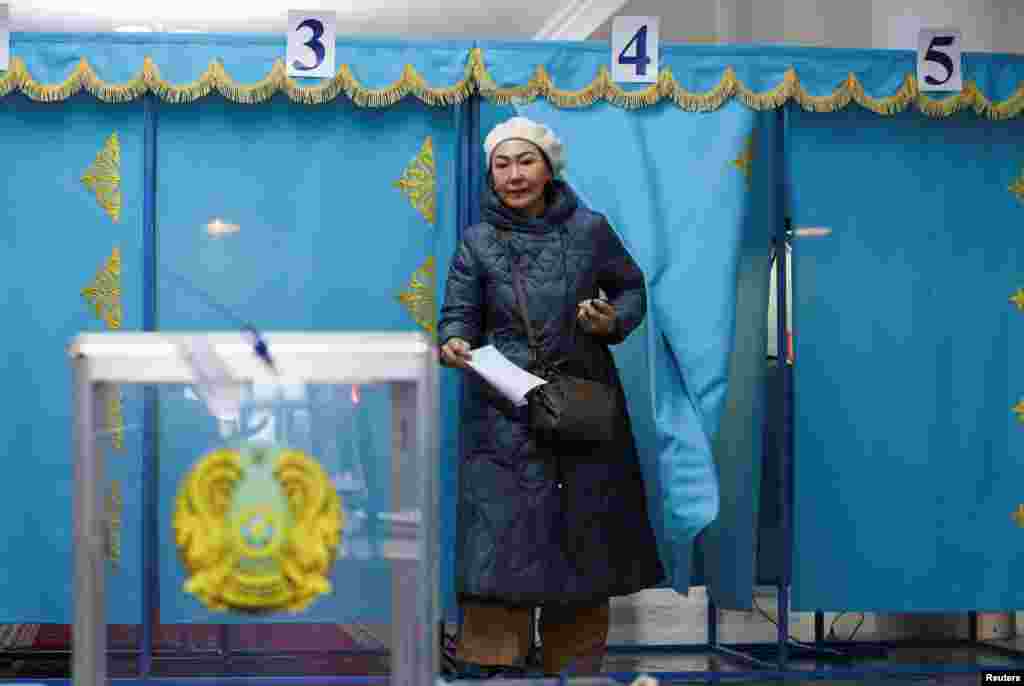О нарушениях во время выборов сообщили представители наблюдательных организаций&nbsp;&laquo;Еркіндік қанаты&raquo; и &laquo;Международная информационная служба Казахстана&raquo; (МИСК). По сообщению &laquo;Лиги молодых избирателей&raquo; (проект МИСК), только в первой половине дня выборов было зафиксировано 25 нарушений. Больше всего из них &mdash; в отношении наблюдателей (16). &laquo;Их ограничивают в передвижении, ограждают красными ленточками, просят сидеть на стульчиках, угрожают удалить за вопросы о явке, протоколах открытия и за то, что &quot;мешают&quot;&raquo;, &mdash; сообщили в &laquo;Лиге молодых избирателей.&nbsp; &nbsp;