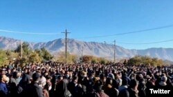 تجمع گسترده مردم در مراسم خاکسپاری عرفان کاکایی و بهاءالدین ویسی در جوانرود
