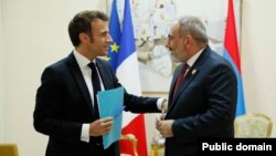 Armenian Prime Minister Nikol Pashinian (right) meets with French President Emmanuel Macron in Djerba, Tunisia, on November 19.