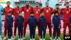 Toți cei 11 membri ai reprezentativei Iranului au rămas tăcuți în timpul intonării imnului național al țării lor pe stadionul internațional Haliva, Qatar, 21 noiembrie 2022.