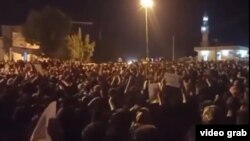 د ایران په دشتي ښار کې د شپې مهال شوې احتجاجي مظاهرې ګډونوال - انځور: ارشیف