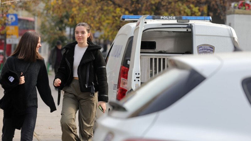Евакуирани ученици од четири скопски училишта по дојава за бомба