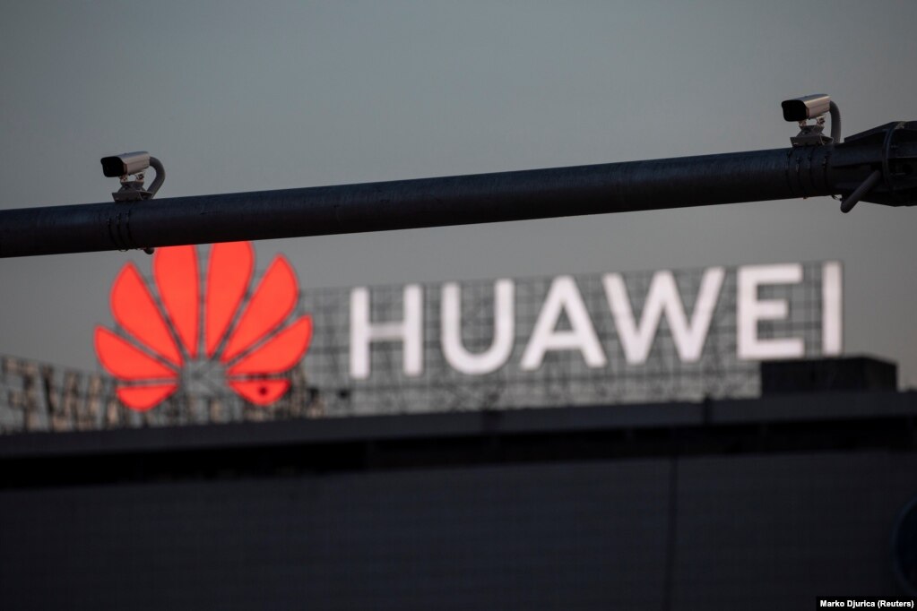Kamerat e vëzhgimit përballë logos së Huaweit në qendër të Beogradit, 2020.