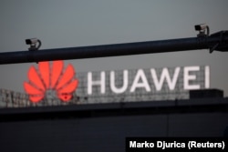 Mai multe camere de supraveghere surprinse în fața unui logo al companiei chineze Huawei din centrul Belgradului, 11 august 2020.