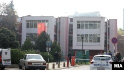 Илустративна фотографија/ Полицијата прави проверка по дојава за бомба во скопската гимназија „Јосип броз Тито“