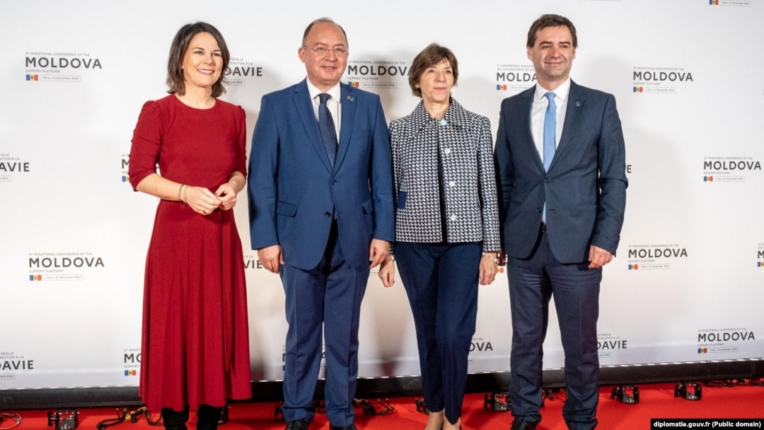 Moldovan Foreign Minister Nicu Popescu (second left) poses with Romanian Foreign Minister Bogdan Aurescu (right), German Foreign Minister Annalena Baerbock (left), and French Foreign Minister Catherine Colonna (second left) on November 21.