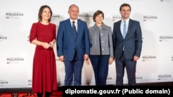 Moldovan Foreign Minister Nicu Popescu (second left) poses with Romanian Foreign Minister Bogdan Aurescu (right), German Foreign Minister Annalena Baerbock (left), and French Foreign Minister Catherine Colonna (second left) on November 21.
