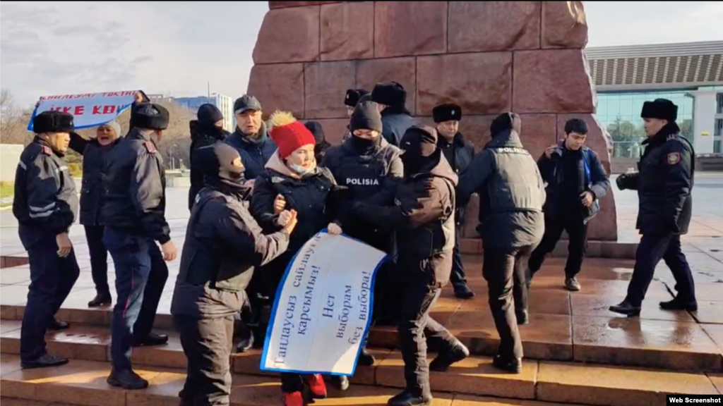 Ранее в тот же день полиция задержала несколько представительниц незарегистрированной Демократической партии Казахстана, собравшихся с плакатами утром у памятника Абаю с требованием остановить проведение досрочных президентских выборов.&nbsp;Активисток задержали&nbsp;спустя несколько минут после начала акции &nbsp;