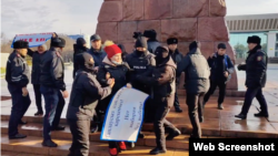 Полиция тіркелмеген "Демократиялық партия" мүшелерін ұстап жатыр. Алматы, 20 қараша 2022 жыл.