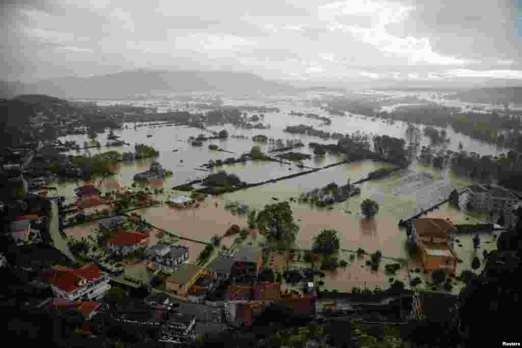 Një pamje nga ajri e një zone të përmbytur pranë Shkodrës, Shqipëri, më 21 nëntor 2022.