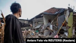 Rrënojat e ndërtesave të shkaktuara nga tërmeti në ishullin Java të Indonezisë. 21 nëntor 2022.