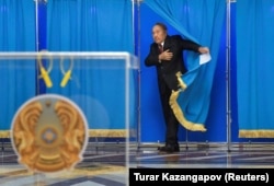 Former Kazakh President Nursutlan Nazarbaev casts his vote in Astana on November 20.