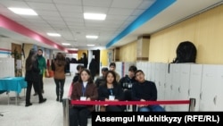 Наблюдатели за ограждением на избирательном участке на выборах президента. 20 ноября 2022 года