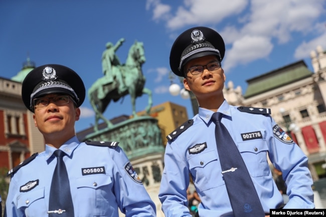 Oficerët e policisë kineze qëndrojnë në Sheshin e Republikës në Beograd gjatë një patrullimi të përbashkët me oficerët e policisë serbe në vitin 2019.