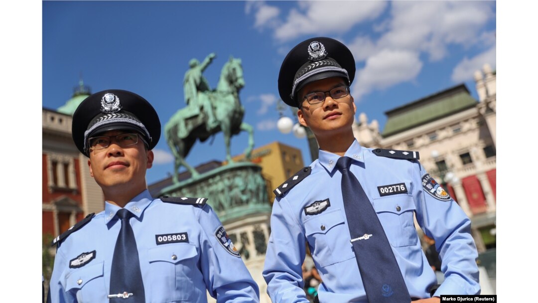 Ofițeri de poliție chinezi patrulează în Piața Republicii, împreună cu ofițeri de poliție sârbi, în Belgrad, Serbia, 20 septembrie 2019. Autoritățile sârbe au semnat acordul privind patrulele comune în urmă cu trei ani.