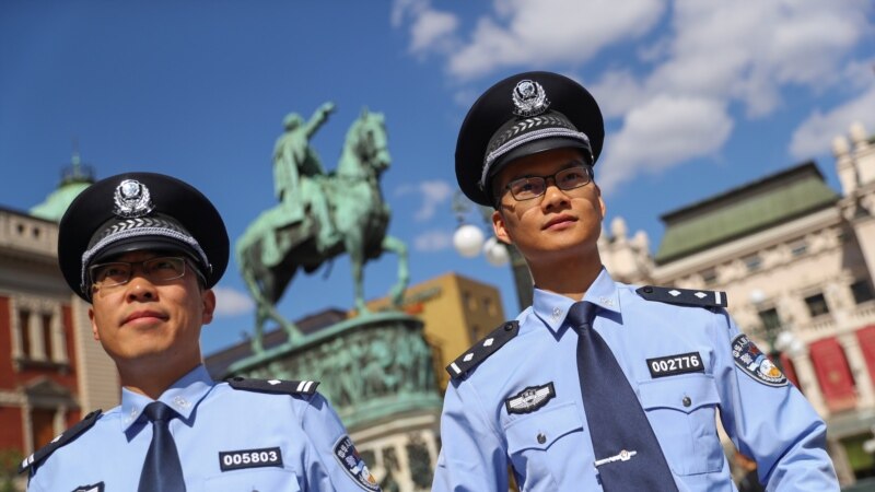 Britania thotë se Kina ka mbyllur stacionet jozyrtare policore