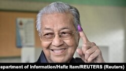Bivši malezijski premijer Mahathir Mohamad glasa na općim izborima u Maleziji, 19. novembra 2022. 