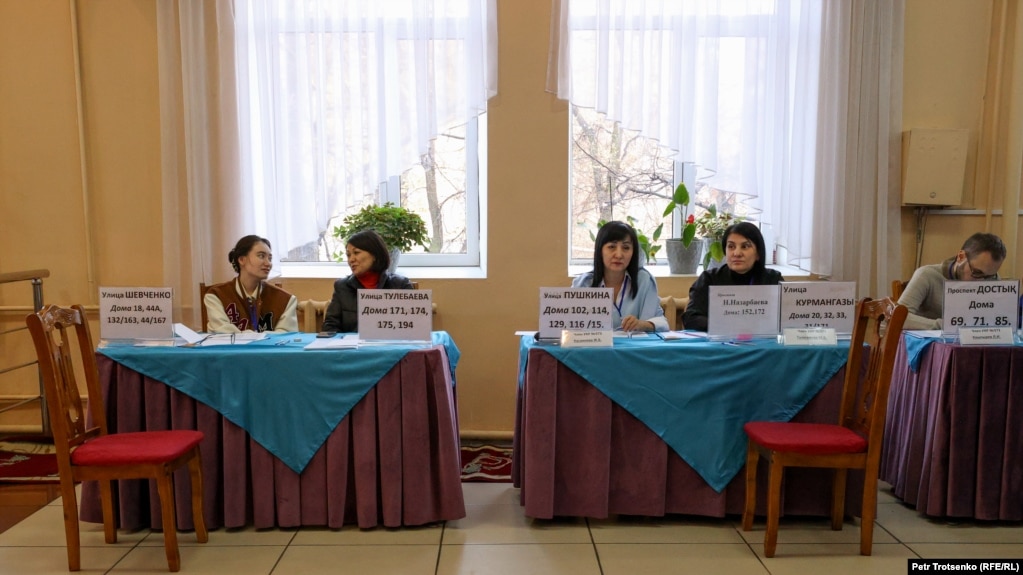 Члены комиссии на избирательном участке в Алматы на выборах президента 2022 года. Иллюстративное фото