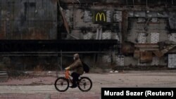 Мужчина на велосипеде в освобожденном украинскими силами Херсоне