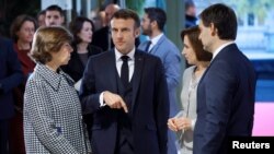 Emmanuel Macron discută cu ministrul francez de externe, Catherine Colonna, cu președinta Republicii Moldova, Maia Sandu, și cu ministrul de externe Nicu Popescu, la cea de-a treia conferință a Platformei de Sprijin pentru Moldova. Paris, Franța, 21 noiembrie 2022.