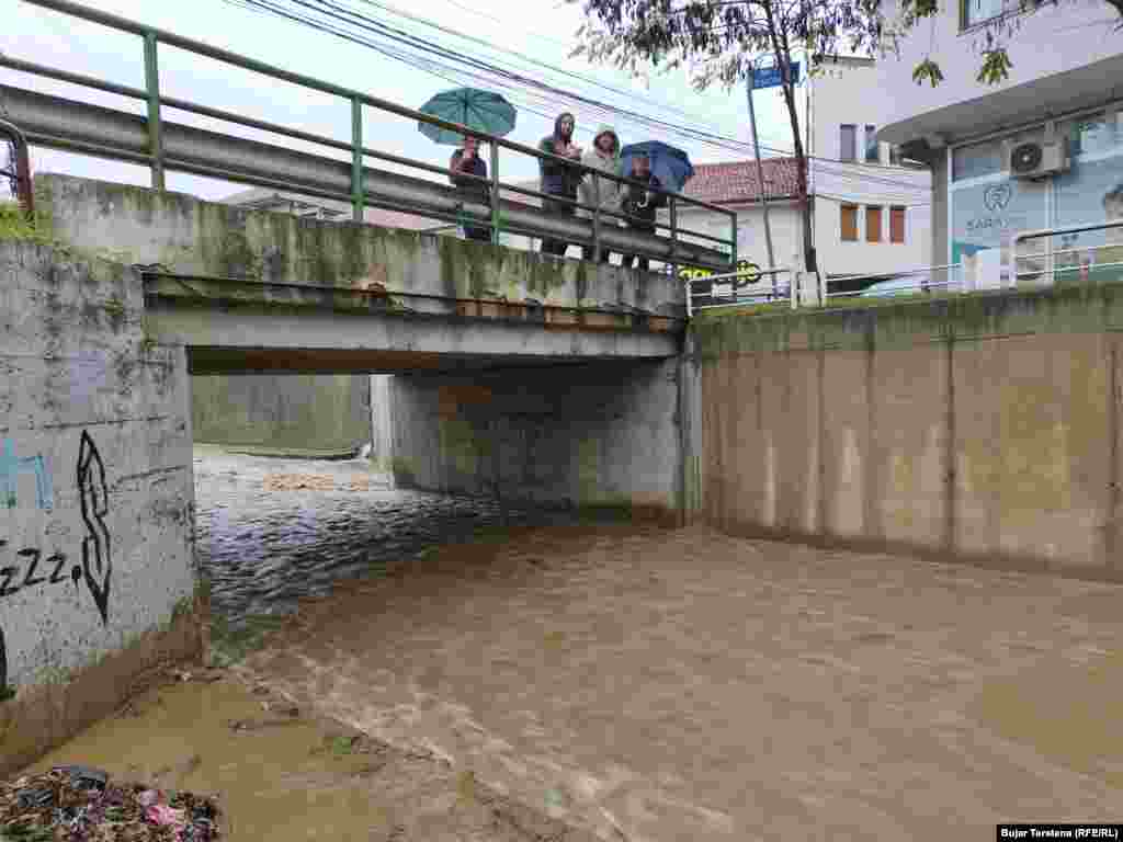 Drejtori i Drejtorisë për Mbrojtje dhe Shpëtim në Vushtrri, Maliq Ferizi, tha se situata me vërshimet është vënë nën kontroll.