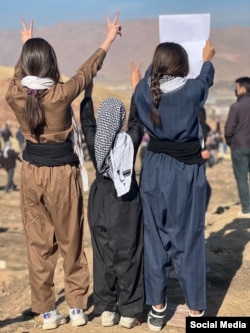 Three Iranian girls in November 2020 show their solidarity with protesters in the city of Mahabad following the death of Mahsa Amini in police custody.