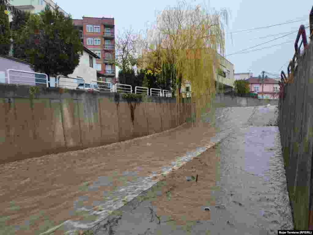 Reshjet e dendura të shiut shkaktuan prurje në lumenj. Vushtrri, 20 nëntor 2022.&nbsp;&nbsp;
