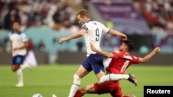 گوشه یی از بازی فوتبال میان تیم های انگلستان و ایران که به روز دوشنبه برگزار شد و انگلستان توانست به موفقیت دست یابد. 