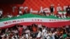 Иранские болельщики на чемпионате мира с лозунгом в поддержку протестующих в Иране