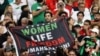 Iráni szurkolók az Anglia–Irán-mérkőzésen Katarban „Nők – Élet – Szabadság” felirattal 2022. november 21-én