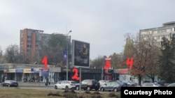 Zona spaţiilor comerciale din marile oraşe abundă în săli de jocuri de noroc sau agenţii de pariuri. În imagine, patru astfel de spaţii, unul lângă altul în Bucureşti.