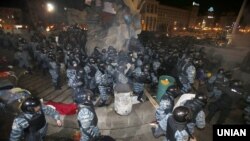 Сотрудники спецподразделения «Беркут» разгоняют Евромайдан в Киеве. 30 ноября 2013 года.