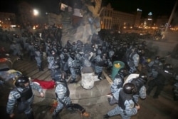 Силовики спецпідрозділу МВС «Беркут» під час розгону учасників акції на підтримку євроінтеграції України на майдані Незалежності у Києві, в ніч на 30 листопада 2013 року