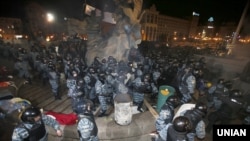 Сотрудники спецподразделения «Беркут» разгоняют Евромайдан в Киеве. 30 ноября 2013 года.