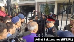 Нариман Түлеев баштаган элүүдөй адам күч кызматкерлерине нааразы болууда. 