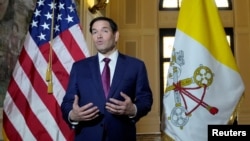Secretarul de stat al SUA, Marco Rubio, vorbește presei în timpul unei vizite la Sfântul Scaun, la Roma, anul trecut.