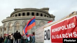 Armenia - Opposition supporters demonstrate in Yerevan's Liberty Square, 3Oct2011.