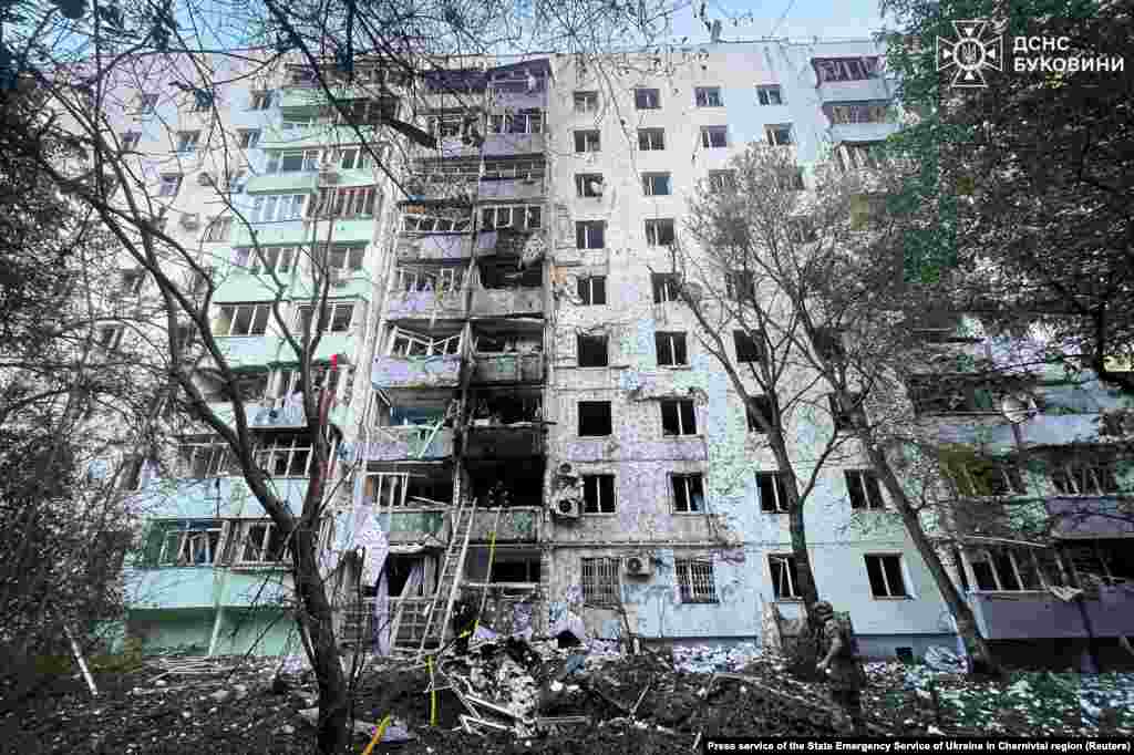 Пошкоджений вибухом багатоквартирний будинок у Чернівцях. У місті 13 липня оголосили Днем жалоби за загиблими внаслідок російської атаки, повідомив міський голова Роман Клічук