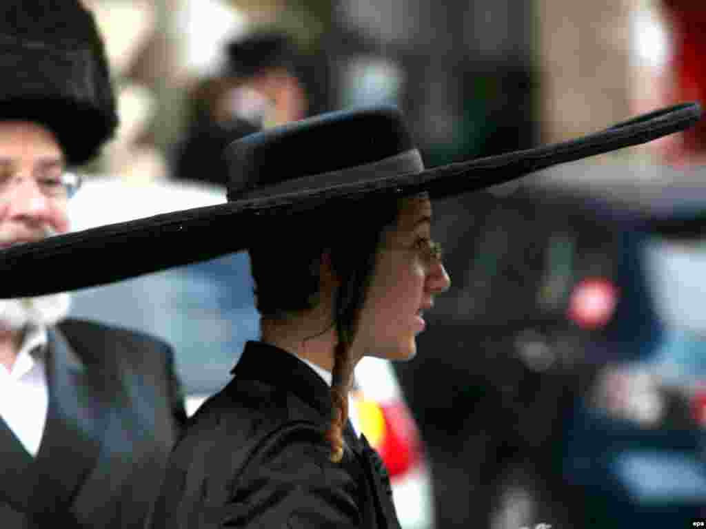 Irael - Veliki šešir - Mladi pripadnik ultra ortodoksnih Jevreja,nosi adekvatnu odjeću na festivalu Purim, u povodu komemoracije spašavanja Jevreja od genocida u antičkoj Perziji.