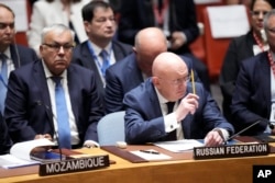 Посол России в ООН Василий Небензя поднимает карандаш, чтобы попросить слова во время заседания Совета Безопасности по ситуации в Украине, 20 сентября 2023 года