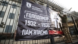 Ukraynada Rusiya səfirliyinin qarşısında etiraz plakatı asılır