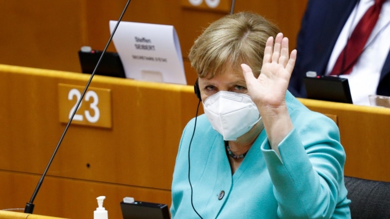 Вработен во прес-службата на Меркел осомничен за шпионажа